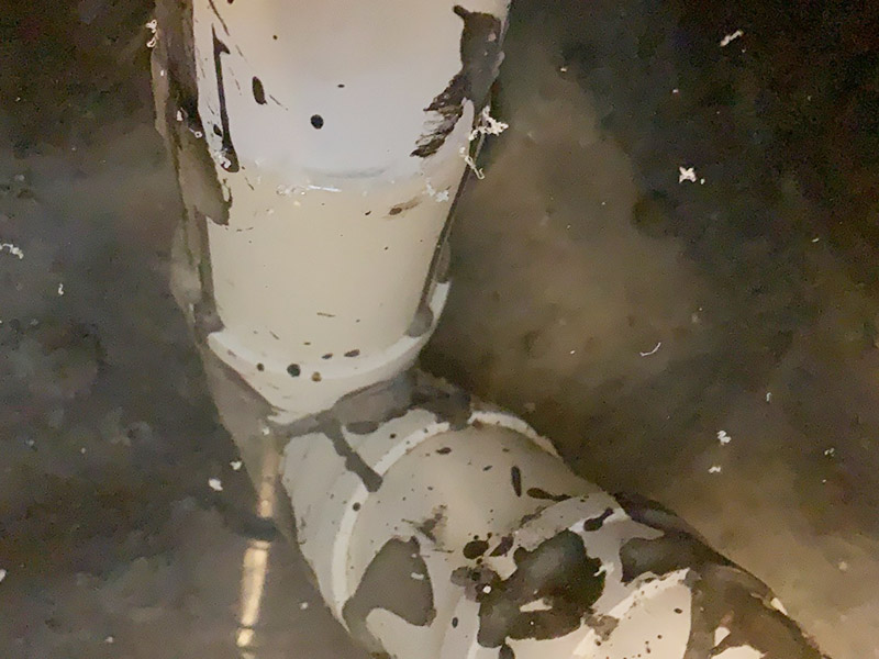 墻地面閉水試驗(yàn)：1、等防水涂層徹底干透（一般為48小時(shí)）后，才可以進(jìn)行閉水實(shí)驗(yàn)。 2、閉水實(shí)驗(yàn)顧名思義就是要將水的排泄口堵死，檢查是否滲水。具體做法就是將所有下水管道堵塞住，門口處用雨水泥或膩?zhàn)臃鄱迅?，擋住外流的水?3、準(zhǔn)備工作做好后，就要開始放水了，讓空間水積存3cm到5cm，然后對(duì)初始水位進(jìn)行標(biāo)記。 4、水放好后，靜待24小時(shí)，然后觀察水位是否下降，樓下是否滲水。 若沒(méi)有滲水現(xiàn)象，說(shuō)明地面防水做的很成功。 5、輕質(zhì)墻體須做淋水試驗(yàn)，用水管在墻面自上而下不間斷噴淋3分鐘，4小時(shí)以后觀察墻體的另一側(cè)是否會(huì)出現(xiàn)滲透現(xiàn)象，如果無(wú)滲透可認(rèn)為防水施工驗(yàn)收合格。