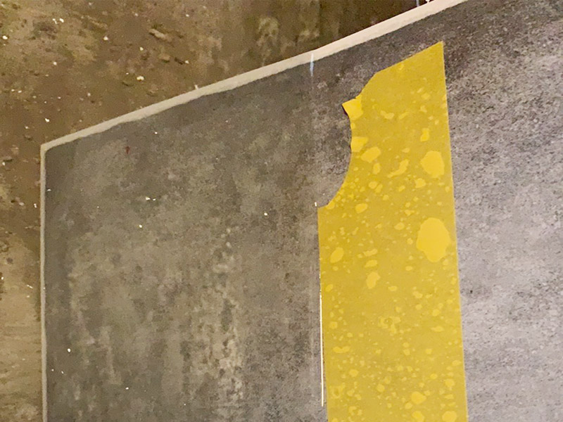 墻地面閉水試驗(yàn)：1、等防水涂層徹底干透（一般為48小時(shí)）后，才可以進(jìn)行閉水實(shí)驗(yàn)。 2、閉水實(shí)驗(yàn)顧名思義就是要將水的排泄口堵死，檢查是否滲水。具體做法就是將所有下水管道堵塞住，門口處用雨水泥或膩?zhàn)臃鄱迅?，擋住外流的水?3、準(zhǔn)備工作做好后，就要開始放水了，讓空間水積存3cm到5cm，然后對(duì)初始水位進(jìn)行標(biāo)記。 4、水放好后，靜待24小時(shí)，然后觀察水位是否下降，樓下是否滲水。 若沒(méi)有滲水現(xiàn)象，說(shuō)明地面防水做的很成功。 5、輕質(zhì)墻體須做淋水試驗(yàn)，用水管在墻面自上而下不間斷噴淋3分鐘，4小時(shí)以后觀察墻體的另一側(cè)是否會(huì)出現(xiàn)滲透現(xiàn)象，如果無(wú)滲透可認(rèn)為防水施工驗(yàn)收合格。