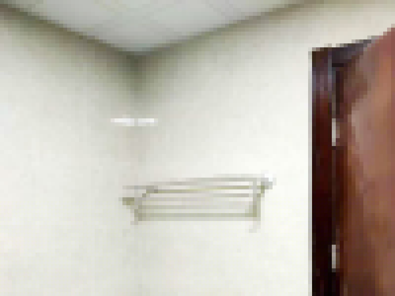 墻磚拆除修復(fù)：拆卸一般是從墻體的下方往上方敲，從瓷磚的邊緣往里面敲，還需要根據(jù)拆卸的位置選擇適當(dāng)?shù)那么u力度。敲磚是從墻體下方開始敲，從每塊瓷磚的邊緣開始敲。如果先敲上面的瓷磚，地面堆積瓷磚較多，擋住墻體下面的瓷磚，不利于拆卸。 另外，敲磚過程中，要不是對(duì)地面的瓷磚進(jìn)行清理，以免瓷磚過多堆積，減慢施工進(jìn)度以及造成施工意外。由于二手房的衛(wèi)浴在之前是做了一次防水的，因此在敲磚時(shí)必須注意防水層的處理，與屋主溝通好，防水層是否打掉。