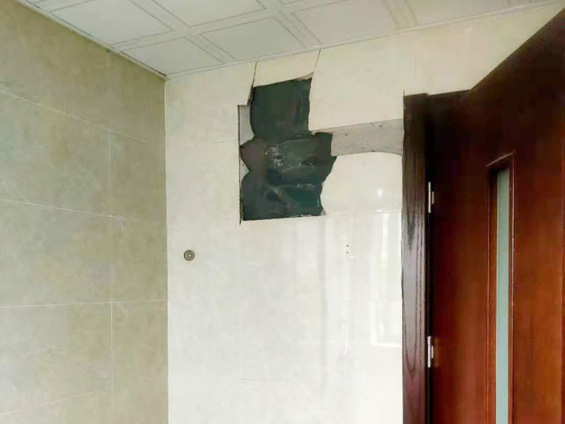 墻磚拆除修復(fù)：拆卸一般是從墻體的下方往上方敲，從瓷磚的邊緣往里面敲，還需要根據(jù)拆卸的位置選擇適當(dāng)?shù)那么u力度。敲磚是從墻體下方開始敲，從每塊瓷磚的邊緣開始敲。如果先敲上面的瓷磚，地面堆積瓷磚較多，擋住墻體下面的瓷磚，不利于拆卸。 另外，敲磚過程中，要不是對(duì)地面的瓷磚進(jìn)行清理，以免瓷磚過多堆積，減慢施工進(jìn)度以及造成施工意外。由于二手房的衛(wèi)浴在之前是做了一次防水的，因此在敲磚時(shí)必須注意防水層的處理，與屋主溝通好，防水層是否打掉。