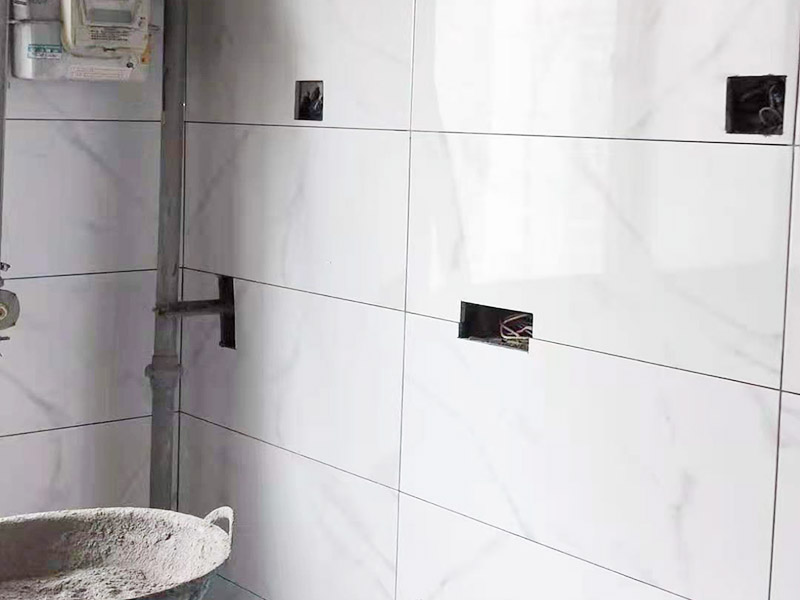 衛(wèi)生間包管貼磚：紅磚包管做法也較為常見，在家庭施工中也使用廣泛。它的施工較為簡(jiǎn)單，我們只需將管道用紅磚砌筑并將其包圍，然后在紅磚的表面用水泥砂漿將其磨平，最后再貼上墻面磚即可。用紅磚進(jìn)行包管可以有效的降低水管的使用噪音，同時(shí)它不容易出現(xiàn)變形、使用壽命長(zhǎng)久。但紅磚包管也存在一些不足：紅磚占用的空間較大，在小衛(wèi)生間不是很適用。