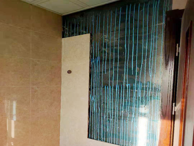 浴室墻磚脫落修補：首先，將破損墻磚取出，用切割機在離損壞的墻磚的四周5到6毫米處切槽，用切割刀將墻磚縫的水泥稍微刮下一些，再用切割刀吧墻磚表面的釉面劃開一道口，以便把墻磚敲碎取出，用錘子把墻磚敲碎后取下來，如果水泥粘得太牢，可以用錘子和鏨子把破損的墻磚剔下。 然后，將磚上的砂漿全部刮干凈，然后在107膠中加入適量的水泥，并攪拌成糊狀。然后在瓷磚的背面涂上薄薄的一層，再將瓷磚粘到之前粘貼的墻面，一會功夫就可粘牢。給瓷磚填縫，按照比例調(diào)勻瓷磚填縫劑，用海綿抹刀將填縫劑抹到墻磚之間的縫隙中;填縫劑半干后，將海綿沾水，把多余的填縫劑擦掉，干燥后完成。