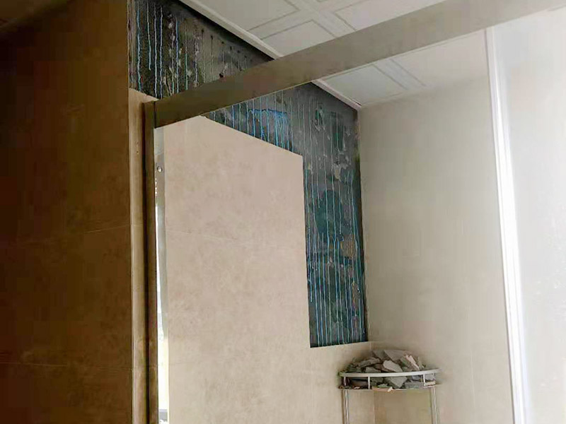 浴室墻磚脫落修補：首先，將破損墻磚取出，用切割機在離損壞的墻磚的四周5到6毫米處切槽，用切割刀將墻磚縫的水泥稍微刮下一些，再用切割刀吧墻磚表面的釉面劃開一道口，以便把墻磚敲碎取出，用錘子把墻磚敲碎后取下來，如果水泥粘得太牢，可以用錘子和鏨子把破損的墻磚剔下。 然后，將磚上的砂漿全部刮干凈，然后在107膠中加入適量的水泥，并攪拌成糊狀。然后在瓷磚的背面涂上薄薄的一層，再將瓷磚粘到之前粘貼的墻面，一會功夫就可粘牢。給瓷磚填縫，按照比例調(diào)勻瓷磚填縫劑，用海綿抹刀將填縫劑抹到墻磚之間的縫隙中;填縫劑半干后，將海綿沾水，把多余的填縫劑擦掉，干燥后完成。