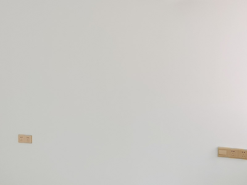 客廳背景墻安裝裝修：墻面要平整,可以是水泥墻,石膏板墻,膩子墻,油漆墻,木工板墻等,甚至平整的瓷磚或者玻璃上都可以貼;  粘帖時,其它裝修工序已基本結束,所有場地應打掃干凈,無塵。首次安裝拼鏡的客戶,可以先根據圖紙,在地上拼一次,拼的完整了之后再開始上墻貼;將墻紙膠液用毛刷涂刷在裁好的墻紙背面，特別注意四周邊緣要涂滿膠液，以確保施工品質。涂好的墻紙，涂膠面對折放置5分鐘，使膠液完全透入紙底后即可張貼。每次涂刷數張墻紙，并依順序張貼。