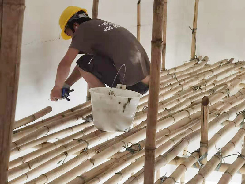 工地墻面搭建施工：腳手架地基與基礎(chǔ)施工，必須根據(jù)腳手架的搭設(shè)高度、搭設(shè)場(chǎng)地的土質(zhì)情況進(jìn)行處理。 腳手架底座標(biāo)高宜高于自然地坪50mm腳手架基礎(chǔ)必須平整，回填土必須夯實(shí)。 立桿（豎管）每根立桿底部應(yīng)設(shè)置底座或墊板。 在刮膩?zhàn)又?，先用尺子檢測(cè)一下墻面的平整度。在施工時(shí)，對(duì)不平整的地方進(jìn)行多次涂刮，修補(bǔ)好不平整的區(qū)域。一般膩?zhàn)庸蝺杀榧纯?，每次膩?zhàn)庸瓮旰笠M(jìn)行打磨，可以讓墻面更加光滑。膩?zhàn)痈赏负螅賹?duì)墻面進(jìn)行油漆涂刷。底漆要先刷，施工力度要均勻，這樣漆膜厚度也相對(duì)一致，然后開(kāi)始面漆施工。一定要讓漆面自然干透。