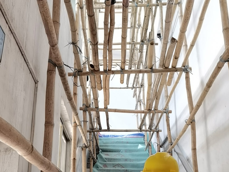 工地墻面搭建施工：腳手架地基與基礎(chǔ)施工，必須根據(jù)腳手架的搭設(shè)高度、搭設(shè)場(chǎng)地的土質(zhì)情況進(jìn)行處理。 腳手架底座標(biāo)高宜高于自然地坪50mm腳手架基礎(chǔ)必須平整，回填土必須夯實(shí)。 立桿（豎管）每根立桿底部應(yīng)設(shè)置底座或墊板。 在刮膩?zhàn)又?，先用尺子檢測(cè)一下墻面的平整度。在施工時(shí)，對(duì)不平整的地方進(jìn)行多次涂刮，修補(bǔ)好不平整的區(qū)域。一般膩?zhàn)庸蝺杀榧纯?，每次膩?zhàn)庸瓮旰笠M(jìn)行打磨，可以讓墻面更加光滑。膩?zhàn)痈赏负螅賹?duì)墻面進(jìn)行油漆涂刷。底漆要先刷，施工力度要均勻，這樣漆膜厚度也相對(duì)一致，然后開(kāi)始面漆施工。一定要讓漆面自然干透。