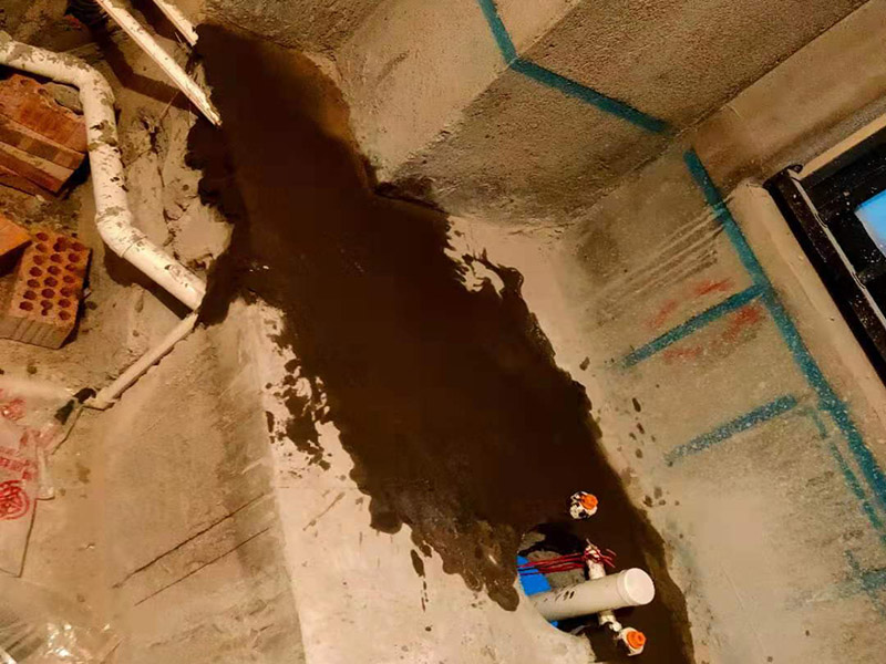 衛(wèi)生間改造施工：衛(wèi)生間改造中水電的改造尤為重要且需要最早開始著手，由于會涉及到浴霸采暖、燈光的線路走向、水管的入墻等問題，所以在改造之前需制定一個詳細(xì)的水電走向設(shè)計，從而提高安全質(zhì)量以及滿足裝修業(yè)主們生活的需要。 其次就是需要對其做相應(yīng)的防水處理。因為在日常的家庭中，衛(wèi)生間的水是處處可見的，非常潮濕。衛(wèi)生間內(nèi)的防水涂料是由地面延伸到墻面的，涂刷過程中精良的保證厚度均勻。還需要處理好地面和墻面交界處的各類管件的涂刷。待防水處理完全確定后，等待地面干透就可以做后續(xù)的工程了。這里要著重提醒，衛(wèi)生間下水口位置的防水要特別處理好，保證今后的檢查與維修。