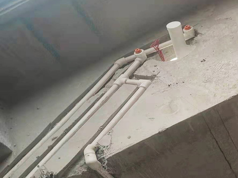 衛(wèi)生間改造施工：衛(wèi)生間改造中水電的改造尤為重要且需要最早開始著手，由于會涉及到浴霸采暖、燈光的線路走向、水管的入墻等問題，所以在改造之前需制定一個詳細(xì)的水電走向設(shè)計，從而提高安全質(zhì)量以及滿足裝修業(yè)主們生活的需要。 其次就是需要對其做相應(yīng)的防水處理。因為在日常的家庭中，衛(wèi)生間的水是處處可見的，非常潮濕。衛(wèi)生間內(nèi)的防水涂料是由地面延伸到墻面的，涂刷過程中精良的保證厚度均勻。還需要處理好地面和墻面交界處的各類管件的涂刷。待防水處理完全確定后，等待地面干透就可以做后續(xù)的工程了。這里要著重提醒，衛(wèi)生間下水口位置的防水要特別處理好，保證今后的檢查與維修。