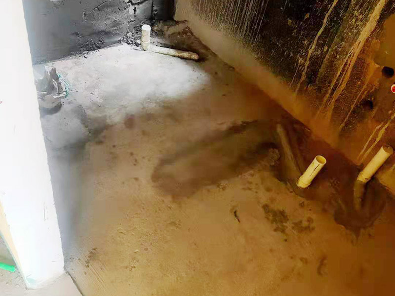 衛(wèi)生間改造施工：衛(wèi)生間改造中水電的改造尤為重要且需要最早開始著手，由于會涉及到浴霸采暖、燈光的線路走向、水管的入墻等問題，所以在改造之前需制定一個詳細(xì)的水電走向設(shè)計，從而提高安全質(zhì)量以及滿足裝修業(yè)主們生活的需要。 其次就是需要對其做相應(yīng)的防水處理。因為在日常的家庭中，衛(wèi)生間的水是處處可見的，非常潮濕。衛(wèi)生間內(nèi)的防水涂料是由地面延伸到墻面的，涂刷過程中精良的保證厚度均勻。還需要處理好地面和墻面交界處的各類管件的涂刷。待防水處理完全確定后，等待地面干透就可以做后續(xù)的工程了。這里要著重提醒，衛(wèi)生間下水口位置的防水要特別處理好，保證今后的檢查與維修。