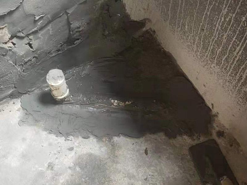 衛(wèi)生間改造施工：衛(wèi)生間改造中水電的改造尤為重要且需要最早開始著手，由于會涉及到浴霸采暖、燈光的線路走向、水管的入墻等問題，所以在改造之前需制定一個詳細(xì)的水電走向設(shè)計，從而提高安全質(zhì)量以及滿足裝修業(yè)主們生活的需要。 其次就是需要對其做相應(yīng)的防水處理。因為在日常的家庭中，衛(wèi)生間的水是處處可見的，非常潮濕。衛(wèi)生間內(nèi)的防水涂料是由地面延伸到墻面的，涂刷過程中精良的保證厚度均勻。還需要處理好地面和墻面交界處的各類管件的涂刷。待防水處理完全確定后，等待地面干透就可以做后續(xù)的工程了。這里要著重提醒，衛(wèi)生間下水口位置的防水要特別處理好，保證今后的檢查與維修。