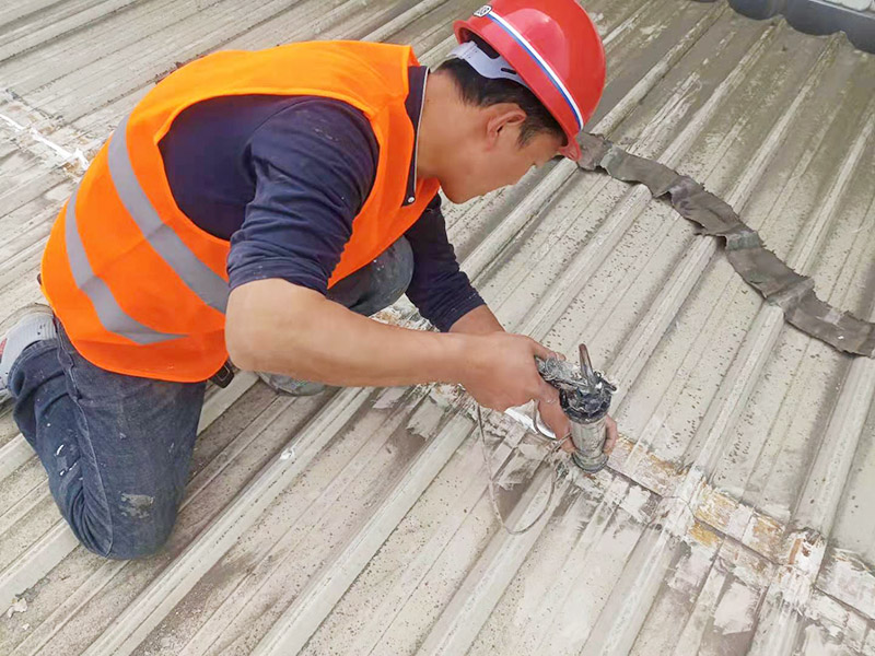 工廠屋頂漏水修補案例:首先要搞明白漏水的原因或地方。一般穿透是屋頂漏水的主要原因，比如混凝土出現(xiàn)裂縫、金屬屋頂出現(xiàn)銹孔等，大家可以根據(jù)屋內(nèi)的水質(zhì)、黑痕或者是霉菌進行確定。如果漏水的點比較小，或者是裂縫比較短，可以采取區(qū)域性修補，如果漏水地方比較大、屋頂?shù)牧芽p比較多，可以采取整屋修補。 屋頂表面清潔處理的工具至少包括掃帚，簸箕，一個或多個刮刀。要仔細清除任何一個可以影響到防水效果的雜物，對混凝土裂縫我們可以進行擴增，然后使用工具將裂縫中的污泥清除干凈。 對屋頂進行防水處理: 1、基層潤濕：涂刷之前，若基層較干燥，需在基層灑水潤濕，以確保涂膜附著強度； 2、大面施工：按照防水涂刷范圍，做第一遍涂膜施工，由墻面涂刷至地面； 3、涂刷厚度：第一遍涂膜不要涂刷過厚，涂膜厚度在0.5mm左右即可； 4、涂刷后處理：涂膜完成后確保防水施工部位空氣流通，做好防雨措施，并在門口設(shè)立警示牌，避免涂膜固化前防水涂層遭到破壞。在操作完成后一定要進行仔細的檢測，尤其墻縫、拐角以及容易積水的地方。