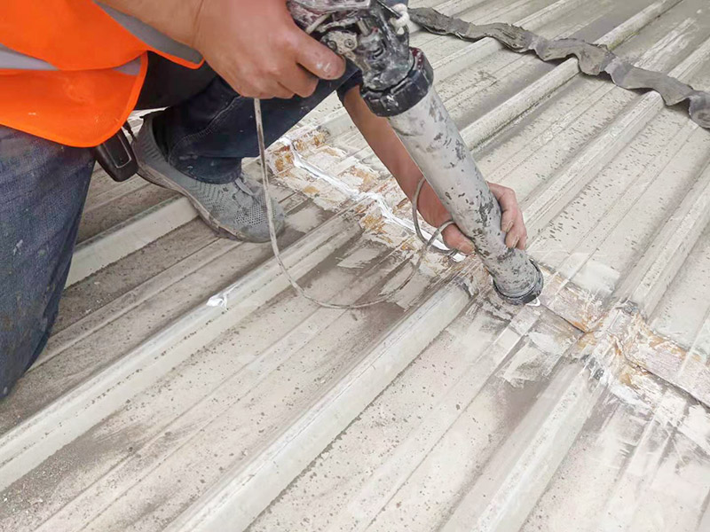 工廠屋頂漏水修補案例:首先要搞明白漏水的原因或地方。一般穿透是屋頂漏水的主要原因，比如混凝土出現(xiàn)裂縫、金屬屋頂出現(xiàn)銹孔等，大家可以根據(jù)屋內(nèi)的水質(zhì)、黑痕或者是霉菌進行確定。如果漏水的點比較小，或者是裂縫比較短，可以采取區(qū)域性修補，如果漏水地方比較大、屋頂?shù)牧芽p比較多，可以采取整屋修補。 屋頂表面清潔處理的工具至少包括掃帚，簸箕，一個或多個刮刀。要仔細清除任何一個可以影響到防水效果的雜物，對混凝土裂縫我們可以進行擴增，然后使用工具將裂縫中的污泥清除干凈。 對屋頂進行防水處理: 1、基層潤濕：涂刷之前，若基層較干燥，需在基層灑水潤濕，以確保涂膜附著強度； 2、大面施工：按照防水涂刷范圍，做第一遍涂膜施工，由墻面涂刷至地面； 3、涂刷厚度：第一遍涂膜不要涂刷過厚，涂膜厚度在0.5mm左右即可； 4、涂刷后處理：涂膜完成后確保防水施工部位空氣流通，做好防雨措施，并在門口設(shè)立警示牌，避免涂膜固化前防水涂層遭到破壞。在操作完成后一定要進行仔細的檢測，尤其墻縫、拐角以及容易積水的地方。