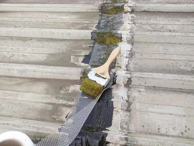 工廠屋頂漏水修補案例:首先要搞明白漏水的原因或地方。一般穿透是屋頂漏水的主要原因，比如混凝土出現(xiàn)裂縫、金屬屋頂出現(xiàn)銹孔等，大家可以根據(jù)屋內(nèi)的水質(zhì)、黑痕或者是霉菌進行確定。如果漏水的點比較小，或者是裂縫比較短，可以采取區(qū)域性修補，如果漏水地方比較大、屋頂?shù)牧芽p比較多，可以采取整屋修補。 屋頂表面清潔處理的工具至少包括掃帚，簸箕，一個或多個刮刀。要仔細清除任何一個可以影響到防水效果的雜物，對混凝土裂縫我們可以進行擴增，然后使用工具將裂縫中的污泥清除干凈。 對屋頂進行防水處理: 1、基層潤濕：涂刷之前，若基層較干燥，需在基層灑水潤濕，以確保涂膜附著強度； 2、大面施工：按照防水涂刷范圍，做第一遍涂膜施工，由墻面涂刷至地面； 3、涂刷厚度：第一遍涂膜不要涂刷過厚，涂膜厚度在0.5mm左右即可； 4、涂刷后處理：涂膜完成后確保防水施工部位空氣流通，做好防雨措施，并在門口設(shè)立警示牌，避免涂膜固化前防水涂層遭到破壞。在操作完成后一定要進行仔細的檢測，尤其墻縫、拐角以及容易積水的地方。