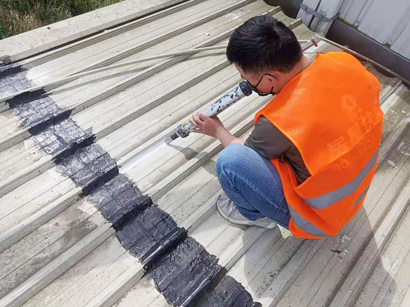 輕鋼瓦屋頂防水打膠:清理基層，施工前要將基層表面的塵土和雜物清理干凈，然后用熱熔法改性瀝青卷材對防水層施工前在水落口、管根、陰陽角等細(xì)部先做好附加層。 1、陰雨天氣不能進(jìn)行防水工作和保溫施工。 2、卷材的防水層質(zhì)量要符合要求，干燥程度要達(dá)到一定標(biāo)準(zhǔn)。 3、屋頂?shù)墓战恰⑻鞙虾途聿拇罱?、水落口等?jié)點(diǎn)部位，要鋪貼牢固，要符合屋面防水工程技術(shù)規(guī)范。 4、防水卷材鋪貼時(shí)基層和卷材之間的排氣要充分，避免過度拉緊和皺褶。 5、防水卷材鋪貼要順直，要嚴(yán)格按照基層的彈標(biāo)線來施工。 6、鋪設(shè)保溫層時(shí)一定要保護(hù)好防水層。