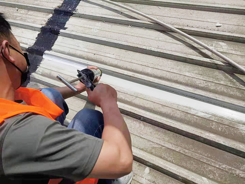 輕鋼瓦屋頂防水打膠:清理基層，施工前要將基層表面的塵土和雜物清理干凈，然后用熱熔法改性瀝青卷材對防水層施工前在水落口、管根、陰陽角等細(xì)部先做好附加層。 1、陰雨天氣不能進(jìn)行防水工作和保溫施工。 2、卷材的防水層質(zhì)量要符合要求，干燥程度要達(dá)到一定標(biāo)準(zhǔn)。 3、屋頂?shù)墓战恰⑻鞙虾途聿拇罱?、水落口等?jié)點(diǎn)部位，要鋪貼牢固，要符合屋面防水工程技術(shù)規(guī)范。 4、防水卷材鋪貼時(shí)基層和卷材之間的排氣要充分，避免過度拉緊和皺褶。 5、防水卷材鋪貼要順直，要嚴(yán)格按照基層的彈標(biāo)線來施工。 6、鋪設(shè)保溫層時(shí)一定要保護(hù)好防水層。