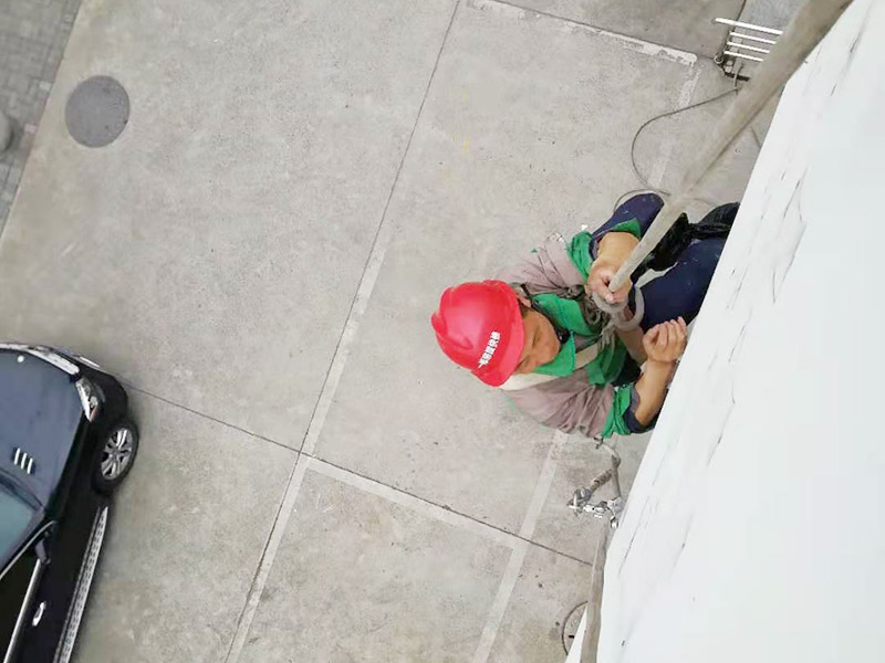 外墻店招拆除安裝：1、搭腳手架，面積比較大的時(shí)候，都是用這種方法比較方便。 2、起重機(jī)起吊，面積不是很大而且是整體安裝的話一般是這種方法好。 3、蜘蛛人吊裝，還有一類是安裝獨(dú)立的招牌字的話一般用蜘蛛人吊裝。 這三種方法也是靈活來用，有時(shí)候三種都用得上