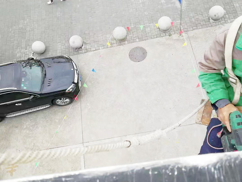 外墻店招拆除安裝：1、搭腳手架，面積比較大的時(shí)候，都是用這種方法比較方便。 2、起重機(jī)起吊，面積不是很大而且是整體安裝的話一般是這種方法好。 3、蜘蛛人吊裝，還有一類是安裝獨(dú)立的招牌字的話一般用蜘蛛人吊裝。 這三種方法也是靈活來用，有時(shí)候三種都用得上