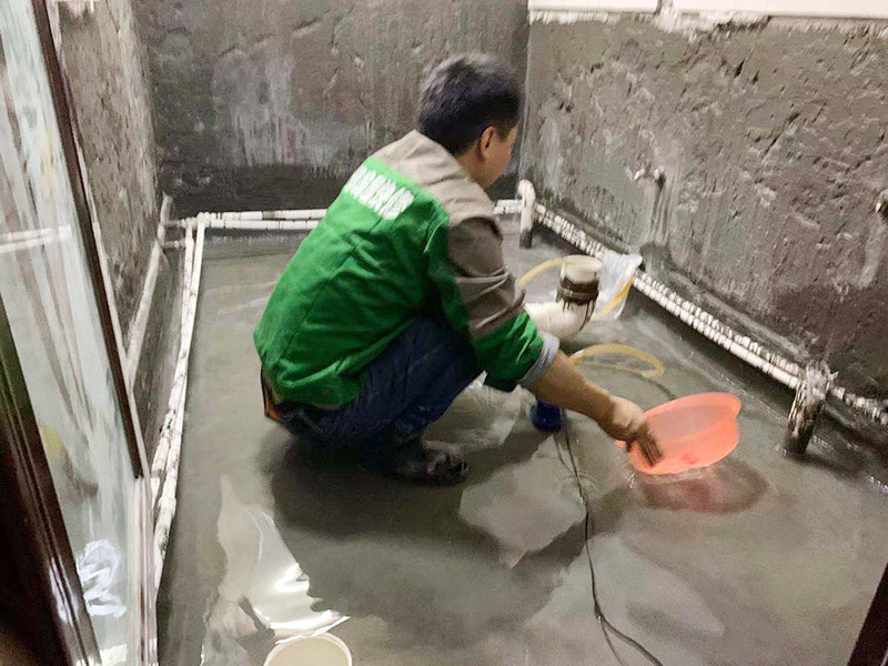 衛(wèi)生間改造閉水試驗(yàn)：將不需要或是不滿意的地方進(jìn)行拆除后，留下的成品需要進(jìn)行施工保護(hù)，防止磕碰到，還可防止被上面的重物或是棱角碰壞。將這些不滿意的地方進(jìn)行拆除，且拆除之后的垃圾也要及時(shí)清理，避免阻礙施工進(jìn)程。做好防水處理也是衛(wèi)生間改造的重要一步。因?yàn)樾l(wèi)生間的水、水蒸氣極其常見(jiàn)，防水做不好極易導(dǎo)致墻面潮濕、發(fā)霉，電路出現(xiàn)問(wèn)題等的情況。衛(wèi)生間墻面上要做大約30厘米的防水涂料，以防積水浸透墻面，且要保證涂刷厚度均勻，還需要處理好地面和墻面交界處的各類管件的涂刷。待防水處理完全確定后，等待地面干透就可以做后續(xù)的工程了。