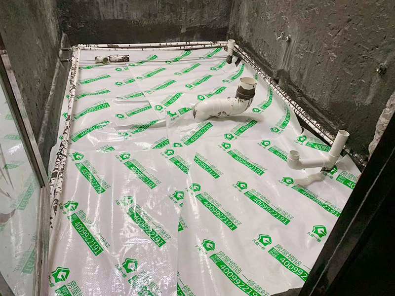 衛(wèi)生間改造閉水試驗(yàn)：將不需要或是不滿意的地方進(jìn)行拆除后，留下的成品需要進(jìn)行施工保護(hù)，防止磕碰到，還可防止被上面的重物或是棱角碰壞。將這些不滿意的地方進(jìn)行拆除，且拆除之后的垃圾也要及時(shí)清理，避免阻礙施工進(jìn)程。做好防水處理也是衛(wèi)生間改造的重要一步。因?yàn)樾l(wèi)生間的水、水蒸氣極其常見(jiàn)，防水做不好極易導(dǎo)致墻面潮濕、發(fā)霉，電路出現(xiàn)問(wèn)題等的情況。衛(wèi)生間墻面上要做大約30厘米的防水涂料，以防積水浸透墻面，且要保證涂刷厚度均勻，還需要處理好地面和墻面交界處的各類管件的涂刷。待防水處理完全確定后，等待地面干透就可以做后續(xù)的工程了。