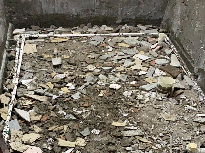 衛(wèi)生間改造閉水試驗(yàn)：將不需要或是不滿意的地方進(jìn)行拆除后，留下的成品需要進(jìn)行施工保護(hù)，防止磕碰到，還可防止被上面的重物或是棱角碰壞。將這些不滿意的地方進(jìn)行拆除，且拆除之后的垃圾也要及時(shí)清理，避免阻礙施工進(jìn)程。做好防水處理也是衛(wèi)生間改造的重要一步。因?yàn)樾l(wèi)生間的水、水蒸氣極其常見(jiàn)，防水做不好極易導(dǎo)致墻面潮濕、發(fā)霉，電路出現(xiàn)問(wèn)題等的情況。衛(wèi)生間墻面上要做大約30厘米的防水涂料，以防積水浸透墻面，且要保證涂刷厚度均勻，還需要處理好地面和墻面交界處的各類管件的涂刷。待防水處理完全確定后，等待地面干透就可以做后續(xù)的工程了。