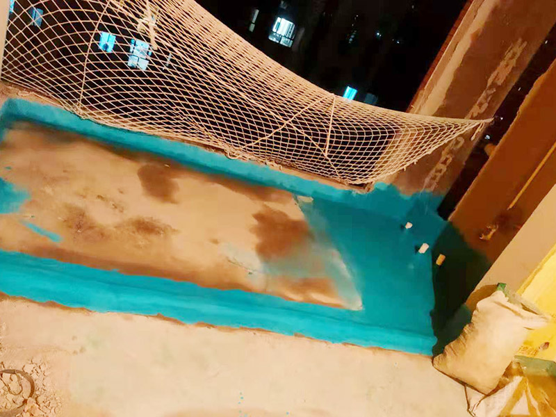 陽臺清理刷防水：在涂刷防水涂層之前，先要清理墻面和地面。同時，要用連接的氣泵皮管吹盡陰角處的浮層，在涂刷防水涂層之前，要量出防水層的高度并劃出基準(zhǔn)線。刷防水涂料時要先刷基準(zhǔn)線以下位置，并在墻面和地面連接陰角處刷成八字，上下交叉，交接處接應(yīng)有200mm，不得有漏刷情況出現(xiàn)。
墻角涂刷完成后，沿基準(zhǔn)線涂刷墻體：第一遍涂刷墻面時，應(yīng)上下縱向涂刷，第二遍涂刷墻體，應(yīng)左右橫向涂刷。
地面防水涂料的涂刷應(yīng)該從房間里側(cè)向門口涂刷，地面水管接口處尤其要仔細涂刷，不能有任何遺漏。
在涂刷完防水涂料后，不能立刻貼瓷鉆，