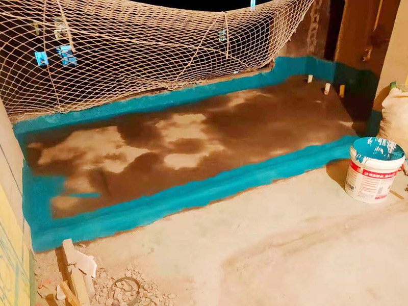 陽臺清理刷防水：在涂刷防水涂層之前，先要清理墻面和地面。同時，要用連接的氣泵皮管吹盡陰角處的浮層，在涂刷防水涂層之前，要量出防水層的高度并劃出基準(zhǔn)線。刷防水涂料時要先刷基準(zhǔn)線以下位置，并在墻面和地面連接陰角處刷成八字，上下交叉，交接處接應(yīng)有200mm，不得有漏刷情況出現(xiàn)。
墻角涂刷完成后，沿基準(zhǔn)線涂刷墻體：第一遍涂刷墻面時，應(yīng)上下縱向涂刷，第二遍涂刷墻體，應(yīng)左右橫向涂刷。
地面防水涂料的涂刷應(yīng)該從房間里側(cè)向門口涂刷，地面水管接口處尤其要仔細涂刷，不能有任何遺漏。
在涂刷完防水涂料后，不能立刻貼瓷鉆，