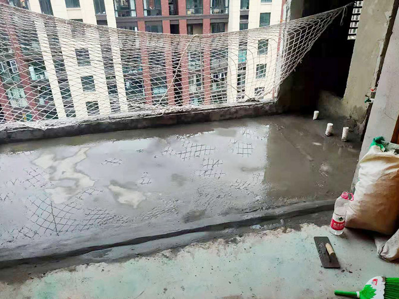 陽臺清理刷防水：在涂刷防水涂層之前，先要清理墻面和地面。同時，要用連接的氣泵皮管吹盡陰角處的浮層，在涂刷防水涂層之前，要量出防水層的高度并劃出基準(zhǔn)線。刷防水涂料時要先刷基準(zhǔn)線以下位置，并在墻面和地面連接陰角處刷成八字，上下交叉，交接處接應(yīng)有200mm，不得有漏刷情況出現(xiàn)。 墻角涂刷完成后，沿基準(zhǔn)線涂刷墻體：第一遍涂刷墻面時，應(yīng)上下縱向涂刷，第二遍涂刷墻體，應(yīng)左右橫向涂刷。 地面防水涂料的涂刷應(yīng)該從房間里側(cè)向門口涂刷，地面水管接口處尤其要仔細涂刷，不能有任何遺漏。 在涂刷完防水涂料后，不能立刻貼瓷鉆，