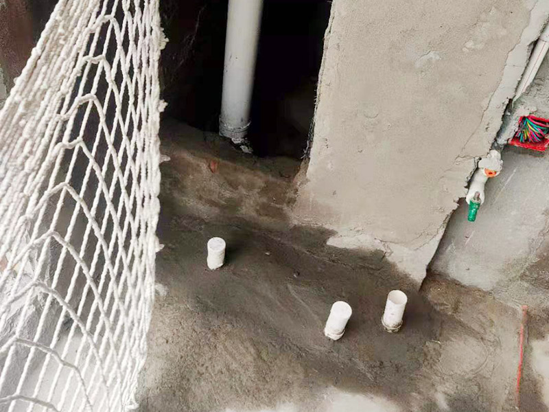 陽臺清理刷防水：在涂刷防水涂層之前，先要清理墻面和地面。同時，要用連接的氣泵皮管吹盡陰角處的浮層，在涂刷防水涂層之前，要量出防水層的高度并劃出基準(zhǔn)線。刷防水涂料時要先刷基準(zhǔn)線以下位置，并在墻面和地面連接陰角處刷成八字，上下交叉，交接處接應(yīng)有200mm，不得有漏刷情況出現(xiàn)。 墻角涂刷完成后，沿基準(zhǔn)線涂刷墻體：第一遍涂刷墻面時，應(yīng)上下縱向涂刷，第二遍涂刷墻體，應(yīng)左右橫向涂刷。 地面防水涂料的涂刷應(yīng)該從房間里側(cè)向門口涂刷，地面水管接口處尤其要仔細涂刷，不能有任何遺漏。 在涂刷完防水涂料后，不能立刻貼瓷鉆，