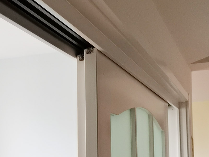 移門(mén)維修安裝：吊軌式推拉門(mén)的性能和出現(xiàn)的故障：吊軌推拉門(mén)主要也是以木門(mén)為主，其主要分布在各家隔斷、廚房、衛(wèi)生間等，衣柜里用的很少。這種門(mén)子沒(méi)有下滑道，只有一根單槽上滑道，下面只安裝了一個(gè)定位器，這種門(mén)子很好用，順暢無(wú)噪音，也很少出現(xiàn)問(wèn)題。 折疊推拉門(mén)的性能和出現(xiàn)的故障：折疊門(mén)主要分布在門(mén)廳柜、廚房、衛(wèi)生間、儲(chǔ)藏室等，折疊門(mén)上、下各有一根單槽滑道，這種門(mén)子很容易出現(xiàn)問(wèn)題，其主要是五金配件老化原因，因?yàn)檫@種門(mén)子的配件以塑料為主。