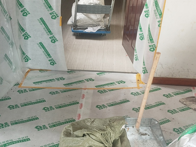 移門(mén)維修安裝：吊軌式推拉門(mén)的性能和出現(xiàn)的故障：吊軌推拉門(mén)主要也是以木門(mén)為主，其主要分布在各家隔斷、廚房、衛(wèi)生間等，衣柜里用的很少。這種門(mén)子沒(méi)有下滑道，只有一根單槽上滑道，下面只安裝了一個(gè)定位器，這種門(mén)子很好用，順暢無(wú)噪音，也很少出現(xiàn)問(wèn)題。 折疊推拉門(mén)的性能和出現(xiàn)的故障：折疊門(mén)主要分布在門(mén)廳柜、廚房、衛(wèi)生間、儲(chǔ)藏室等，折疊門(mén)上、下各有一根單槽滑道，這種門(mén)子很容易出現(xiàn)問(wèn)題，其主要是五金配件老化原因，因?yàn)檫@種門(mén)子的配件以塑料為主。