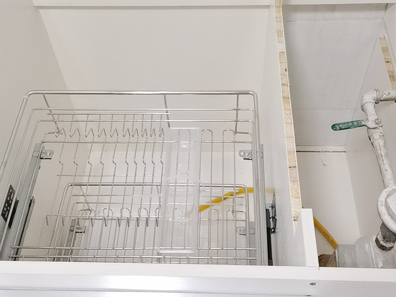 櫥柜安裝案例：安裝地柜前，工人應(yīng)該對(duì)廚房地面進(jìn)行清掃，以便準(zhǔn)確測(cè)量地面水平。安裝時(shí)如果櫥柜與地面不能達(dá)到水平，櫥柜柜門(mén)的縫隙就無(wú)法平衡，安裝工人使用水平尺對(duì)地面、墻面進(jìn)行測(cè)量后就能了解地面水平情況，最后調(diào)整櫥柜水平。 地柜安裝完畢后則可以進(jìn)行吊柜安裝，安裝吊柜時(shí)，為了保證膨脹螺栓的水平，需要在墻面畫(huà)出水平線，一般情況下水平線與臺(tái)面的距離為650毫米，我們可以根據(jù)自身身高的情況，向工人提出地柜與吊柜之間距離的調(diào)整，以方便日后使用。