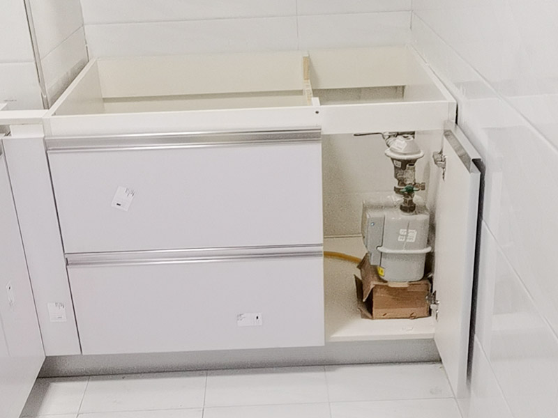 櫥柜安裝案例：安裝地柜前，工人應(yīng)該對(duì)廚房地面進(jìn)行清掃，以便準(zhǔn)確測(cè)量地面水平。安裝時(shí)如果櫥柜與地面不能達(dá)到水平，櫥柜柜門(mén)的縫隙就無(wú)法平衡，安裝工人使用水平尺對(duì)地面、墻面進(jìn)行測(cè)量后就能了解地面水平情況，最后調(diào)整櫥柜水平。 地柜安裝完畢后則可以進(jìn)行吊柜安裝，安裝吊柜時(shí)，為了保證膨脹螺栓的水平，需要在墻面畫(huà)出水平線，一般情況下水平線與臺(tái)面的距離為650毫米，我們可以根據(jù)自身身高的情況，向工人提出地柜與吊柜之間距離的調(diào)整，以方便日后使用。