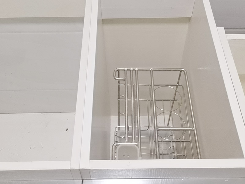 櫥柜安裝案例：安裝地柜前，工人應(yīng)該對(duì)廚房地面進(jìn)行清掃，以便準(zhǔn)確測(cè)量地面水平。安裝時(shí)如果櫥柜與地面不能達(dá)到水平，櫥柜柜門(mén)的縫隙就無(wú)法平衡，安裝工人使用水平尺對(duì)地面、墻面進(jìn)行測(cè)量后就能了解地面水平情況，最后調(diào)整櫥柜水平。 地柜安裝完畢后則可以進(jìn)行吊柜安裝，安裝吊柜時(shí)，為了保證膨脹螺栓的水平，需要在墻面畫(huà)出水平線，一般情況下水平線與臺(tái)面的距離為650毫米，我們可以根據(jù)自身身高的情況，向工人提出地柜與吊柜之間距離的調(diào)整，以方便日后使用。