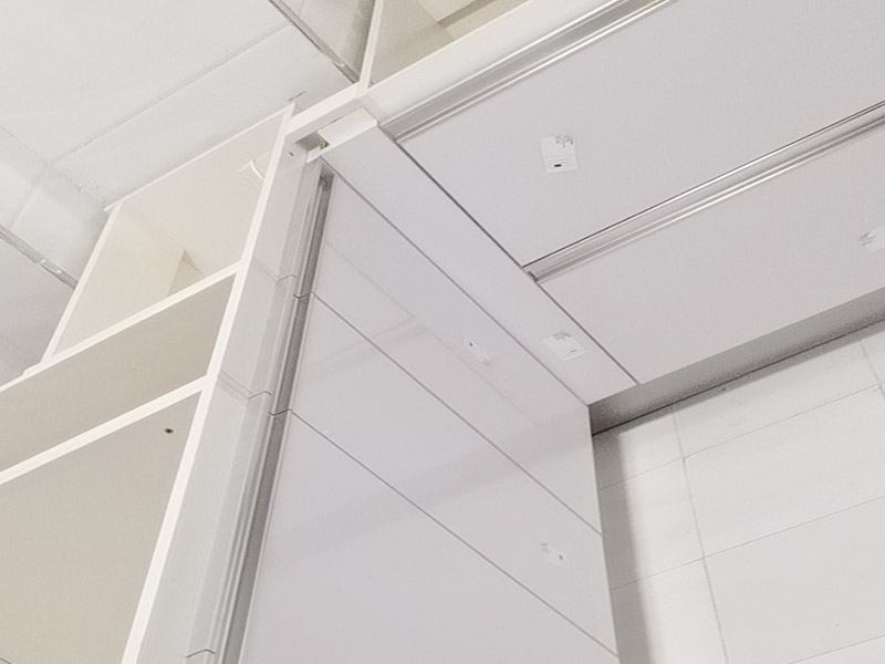 櫥柜安裝案例：安裝地柜前，工人應(yīng)該對(duì)廚房地面進(jìn)行清掃，以便準(zhǔn)確測(cè)量地面水平。安裝時(shí)如果櫥柜與地面不能達(dá)到水平，櫥柜柜門(mén)的縫隙就無(wú)法平衡，安裝工人使用水平尺對(duì)地面、墻面進(jìn)行測(cè)量后就能了解地面水平情況，最后調(diào)整櫥柜水平。 地柜安裝完畢后則可以進(jìn)行吊柜安裝，安裝吊柜時(shí)，為了保證膨脹螺栓的水平，需要在墻面畫(huà)出水平線，一般情況下水平線與臺(tái)面的距離為650毫米，我們可以根據(jù)自身身高的情況，向工人提出地柜與吊柜之間距離的調(diào)整，以方便日后使用。