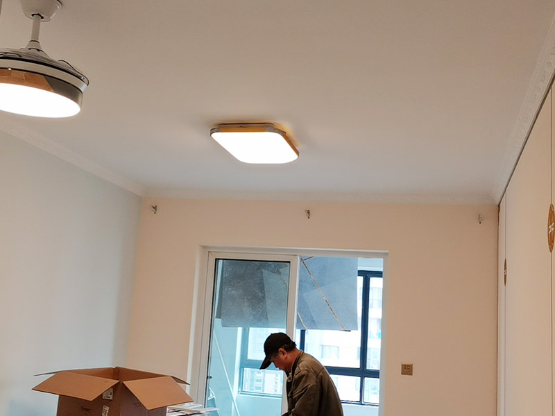 燈具安裝：開始進(jìn)行房頂?shù)臏y量，進(jìn)行找中就是房間的正中，一般都有房屋基礎(chǔ)留的電線盒，但是他只是大概的中，需要我們進(jìn)行南北東西的測量找出房頂?shù)恼小Ｓ勉U筆畫上記號。將燈具的固定底座的中心與房頂找的中心重合，然后底座固定的點(diǎn)位就是固定螺栓的點(diǎn)位，然后打眼，打眼現(xiàn)在一般的重的燈（超過10斤）/客廳燈用鐵膨脹螺栓10號轉(zhuǎn)頭打眼；如果是比較輕的燈用塑料脹管即可8號轉(zhuǎn)頭打眼。