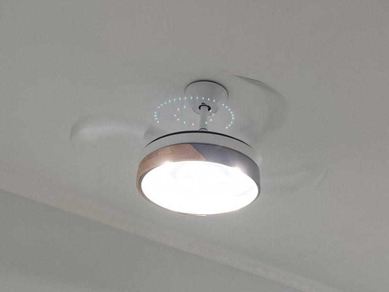 燈具安裝：開始進(jìn)行房頂?shù)臏y量，進(jìn)行找中就是房間的正中，一般都有房屋基礎(chǔ)留的電線盒，但是他只是大概的中，需要我們進(jìn)行南北東西的測量找出房頂?shù)恼?。用鉛筆畫上記號。將燈具的固定底座的中心與房頂找的中心重合，然后底座固定的點(diǎn)位就是固定螺栓的點(diǎn)位，然后打眼，打眼現(xiàn)在一般的重的燈（超過10斤）/客廳燈用鐵膨脹螺栓10號轉(zhuǎn)頭打眼；如果是比較輕的燈用塑料脹管即可8號轉(zhuǎn)頭打眼。