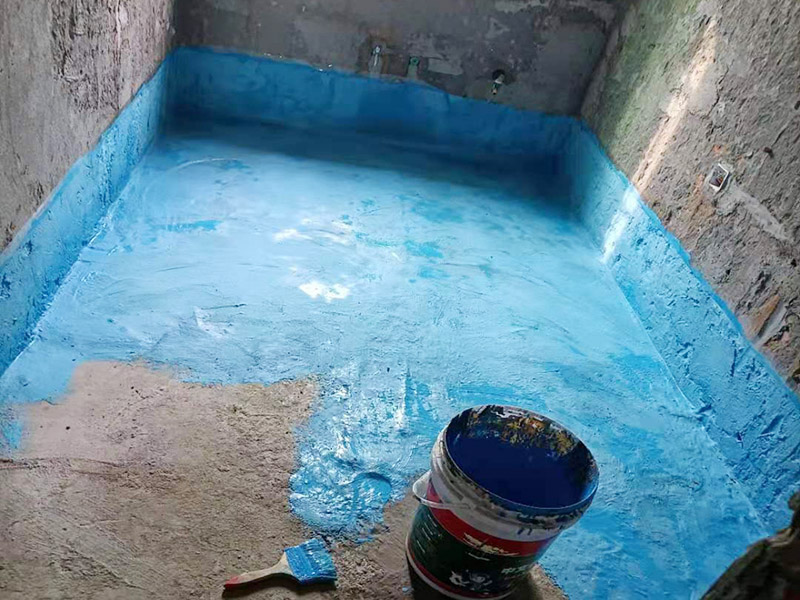 衛(wèi)生間墻地面刷防水：在涂刷防水涂層之前，先要清理墻面和地面。同時(shí)，要用連接的氣泵皮管吹盡陰角處的浮層，要量出防水層的高度并劃出基準(zhǔn)線，刷防水涂料時(shí)要先刷基準(zhǔn)線以下位置，并在墻面和地面連接陰角處刷成八字，上下交叉，交接處接應(yīng)有200mm，不得有漏刷情況出現(xiàn)。 墻角涂刷完成后，沿基準(zhǔn)線涂刷墻體：第一遍涂刷墻面時(shí)，應(yīng)上下縱向涂刷，第二遍涂刷墻體，應(yīng)左右橫向涂刷。地面防水涂料的涂刷應(yīng)該從房間里側(cè)向門口涂刷，地面水管接口處尤其要仔細(xì)涂刷，不能有任何遺漏。 在涂刷完防水涂料后，不能立刻貼瓷鉆，還必須對(duì)衛(wèi)生間等空間進(jìn)行防水測(cè)試。