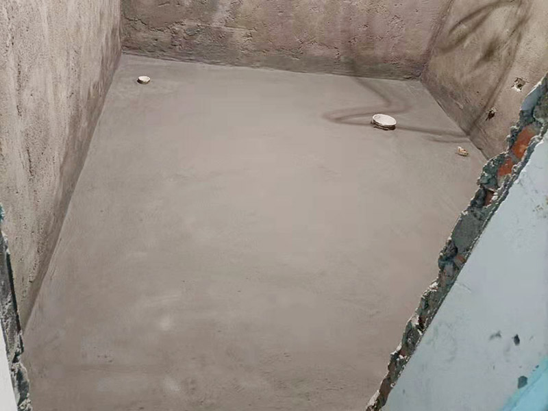 衛(wèi)生間墻地面刷防水：在涂刷防水涂層之前，先要清理墻面和地面。同時(shí)，要用連接的氣泵皮管吹盡陰角處的浮層，要量出防水層的高度并劃出基準(zhǔn)線，刷防水涂料時(shí)要先刷基準(zhǔn)線以下位置，并在墻面和地面連接陰角處刷成八字，上下交叉，交接處接應(yīng)有200mm，不得有漏刷情況出現(xiàn)。 墻角涂刷完成后，沿基準(zhǔn)線涂刷墻體：第一遍涂刷墻面時(shí)，應(yīng)上下縱向涂刷，第二遍涂刷墻體，應(yīng)左右橫向涂刷。地面防水涂料的涂刷應(yīng)該從房間里側(cè)向門口涂刷，地面水管接口處尤其要仔細(xì)涂刷，不能有任何遺漏。 在涂刷完防水涂料后，不能立刻貼瓷鉆，還必須對(duì)衛(wèi)生間等空間進(jìn)行防水測(cè)試。