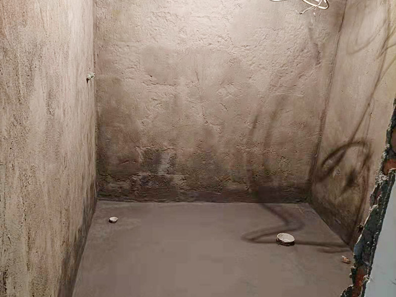 衛(wèi)生間墻地面刷防水：在涂刷防水涂層之前，先要清理墻面和地面。同時(shí)，要用連接的氣泵皮管吹盡陰角處的浮層，要量出防水層的高度并劃出基準(zhǔn)線，刷防水涂料時(shí)要先刷基準(zhǔn)線以下位置，并在墻面和地面連接陰角處刷成八字，上下交叉，交接處接應(yīng)有200mm，不得有漏刷情況出現(xiàn)。 墻角涂刷完成后，沿基準(zhǔn)線涂刷墻體：第一遍涂刷墻面時(shí)，應(yīng)上下縱向涂刷，第二遍涂刷墻體，應(yīng)左右橫向涂刷。地面防水涂料的涂刷應(yīng)該從房間里側(cè)向門口涂刷，地面水管接口處尤其要仔細(xì)涂刷，不能有任何遺漏。 在涂刷完防水涂料后，不能立刻貼瓷鉆，還必須對(duì)衛(wèi)生間等空間進(jìn)行防水測(cè)試。