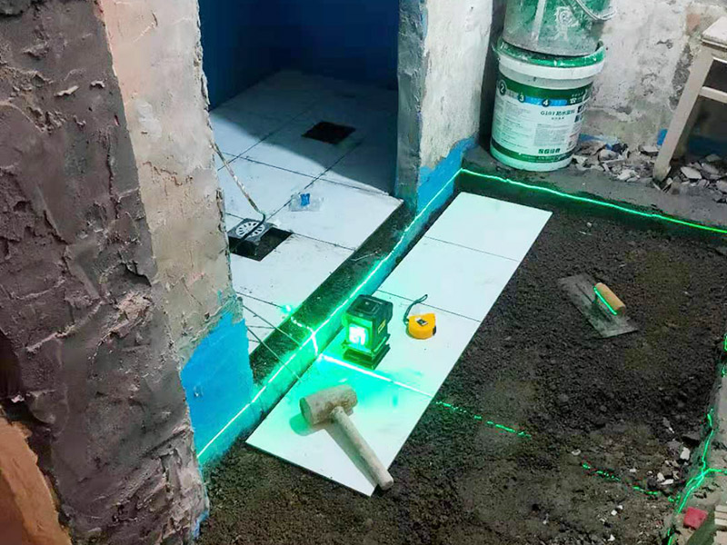 地面貼磚維修：干鋪法：首先要把基層用水澆濕，除去雜物和浮沙。再抹結(jié)合層，需要注意的是要使用1：3的干性水泥漿，按照水平線探鋪平整，然后再把磚放在沙漿上用膠皮錘振實(shí)。這時(shí)再把地面磚取下澆抹水泥漿，然后把地面磚放實(shí)振平就可以了。采用干鋪法可以有效地避免鋪裝過(guò)程中造成的空鼓、氣泡等現(xiàn)象發(fā)生。但是干鋪法的技術(shù)含量比較高，所以費(fèi)用也會(huì)比較貴。 濕鋪法，這種鋪貼方法與干鋪法不同之處在于將1：3的干性水泥漿替換成水泥沙漿和普通水。需要注意的是這種鋪貼法在鋪貼過(guò)程中容易產(chǎn)生氣泡和空鼓，這樣就會(huì)影響地磚的使用壽命。也是因?yàn)檫@種原因使其價(jià)格便宜，操作簡(jiǎn)單。