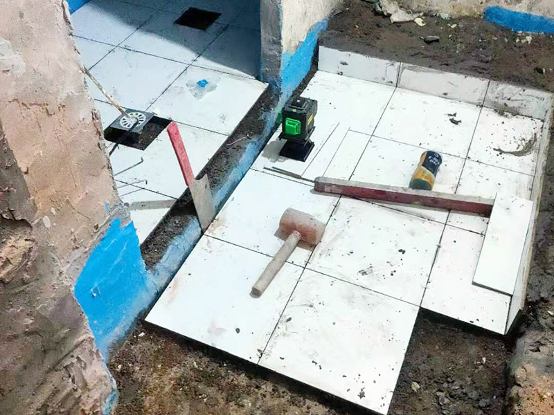 地面貼磚維修：干鋪法：首先要把基層用水澆濕，除去雜物和浮沙。再抹結(jié)合層，需要注意的是要使用1：3的干性水泥漿，按照水平線探鋪平整，然后再把磚放在沙漿上用膠皮錘振實(shí)。這時(shí)再把地面磚取下澆抹水泥漿，然后把地面磚放實(shí)振平就可以了。采用干鋪法可以有效地避免鋪裝過(guò)程中造成的空鼓、氣泡等現(xiàn)象發(fā)生。但是干鋪法的技術(shù)含量比較高，所以費(fèi)用也會(huì)比較貴。 濕鋪法，這種鋪貼方法與干鋪法不同之處在于將1：3的干性水泥漿替換成水泥沙漿和普通水。需要注意的是這種鋪貼法在鋪貼過(guò)程中容易產(chǎn)生氣泡和空鼓，這樣就會(huì)影響地磚的使用壽命。也是因?yàn)檫@種原因使其價(jià)格便宜，操作簡(jiǎn)單。