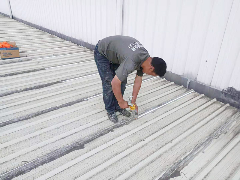 屋面防水打膠維修：1．一般在在干燥基面上施工防水涂料前應(yīng)先濕潤(rùn)基面至無(wú)明水為準(zhǔn)，若基面潮濕但無(wú)明水可直接施工。 2．按配比先將防水漿料乳液倒入拌料桶中，然后再將粉料倒入，充分?jǐn)嚢柚辆鶆?、無(wú)料粒糊狀，靜置十分鐘后再攪拌一下，效果更佳。