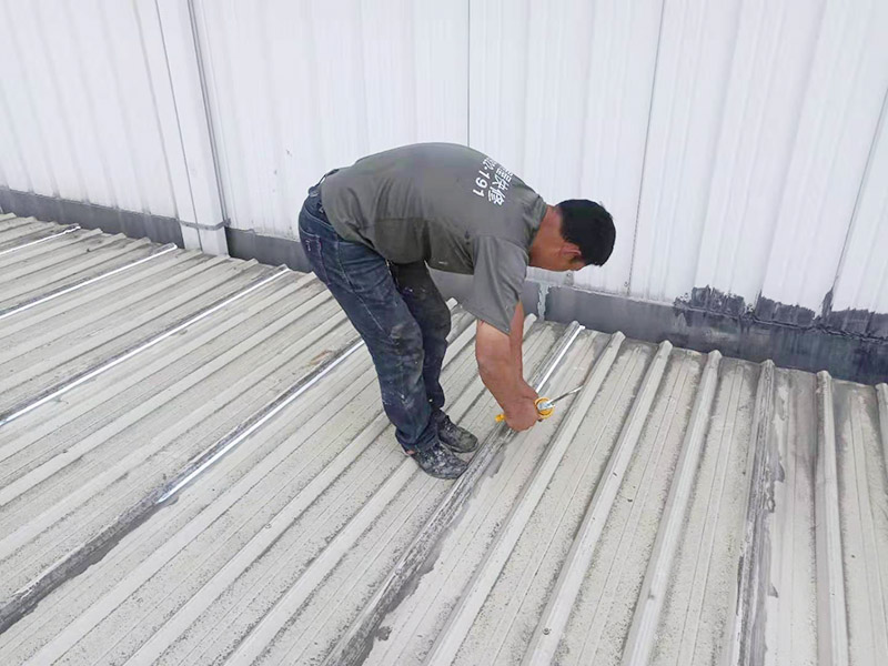 屋面防水打膠維修：1．一般在在干燥基面上施工防水涂料前應(yīng)先濕潤(rùn)基面至無(wú)明水為準(zhǔn)，若基面潮濕但無(wú)明水可直接施工。 2．按配比先將防水漿料乳液倒入拌料桶中，然后再將粉料倒入，充分?jǐn)嚢柚辆鶆?、無(wú)料粒糊狀，靜置十分鐘后再攪拌一下，效果更佳。