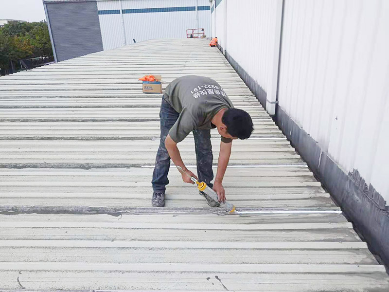 屋面防水打膠維修：1．一般在在干燥基面上施工防水涂料前應(yīng)先濕潤(rùn)基面至無(wú)明水為準(zhǔn)，若基面潮濕但無(wú)明水可直接施工。 2．按配比先將防水漿料乳液倒入拌料桶中，然后再將粉料倒入，充分?jǐn)嚢柚辆鶆?、無(wú)料粒糊狀，靜置十分鐘后再攪拌一下，效果更佳。