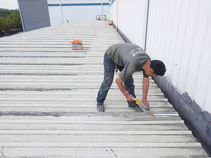 屋面防水打膠維修：1．一般在在干燥基面上施工防水涂料前應(yīng)先濕潤(rùn)基面至無(wú)明水為準(zhǔn)，若基面潮濕但無(wú)明水可直接施工。 2．按配比先將防水漿料乳液倒入拌料桶中，然后再將粉料倒入，充分?jǐn)嚢柚辆鶆?、無(wú)料粒糊狀，靜置十分鐘后再攪拌一下，效果更佳。