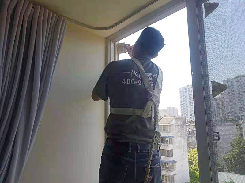 門窗漏水維修：首先將窗框與墻之間縫隙內(nèi)的所有填充物都要剔除干凈，然后還用吹風(fēng)機(jī)吹掃干凈。接著就是使用發(fā)泡膠來(lái)填縫，注意盡量把縫隙的填滿保證密實(shí)。這樣就把窗框和洞口之間的縫隙封閉起來(lái)，以此防止漏水。