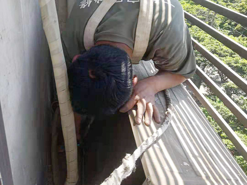 空調(diào)外機(jī)墻面維修：墻面修補(bǔ)，一定要做好基層的處理，如果您家是二次裝修墻面時(shí)，沒有將以前的老墻的墻皮鏟除干凈，或者是只鏟除了表層的膩?zhàn)樱敲葱扪a(bǔ)墻面時(shí)，是會(huì)遺留下高低不平的部分墻皮的，此后，要是接著上刷界面劑或者膩?zhàn)?，那么很可能就?huì)導(dǎo)致新刷的墻面出現(xiàn)開裂的情況。舊房要是在長(zhǎng)期使用中受到了來自外界的沖擊或者震動(dòng)，是有可能造成局部墻面基層與墻體脫離的。 在修補(bǔ)墻面的時(shí)候，要是發(fā)現(xiàn)墻面出現(xiàn)滲水或者發(fā)霉的情況，是可以直接更換水管的，或者是進(jìn)行修補(bǔ)，具體的操作方法是，先關(guān)閉上閥門，把水源斷開后，然后將水龍頭打開至合