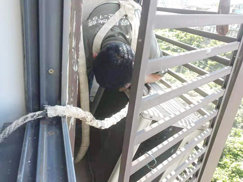 空調(diào)外機(jī)墻面維修：墻面修補(bǔ)，一定要做好基層的處理，如果您家是二次裝修墻面時(shí)，沒有將以前的老墻的墻皮鏟除干凈，或者是只鏟除了表層的膩?zhàn)?，那么修補(bǔ)墻面時(shí)，是會(huì)遺留下高低不平的部分墻皮的，此后，要是接著上刷界面劑或者膩?zhàn)樱敲春芸赡芫蜁?huì)導(dǎo)致新刷的墻面出現(xiàn)開裂的情況。舊房要是在長(zhǎng)期使用中受到了來自外界的沖擊或者震動(dòng)，是有可能造成局部墻面基層與墻體脫離的。 在修補(bǔ)墻面的時(shí)候，要是發(fā)現(xiàn)墻面出現(xiàn)滲水或者發(fā)霉的情況，是可以直接更換水管的，或者是進(jìn)行修補(bǔ)，具體的操作方法是，先關(guān)閉上閥門，把水源斷開后，然后將水龍頭打開至合