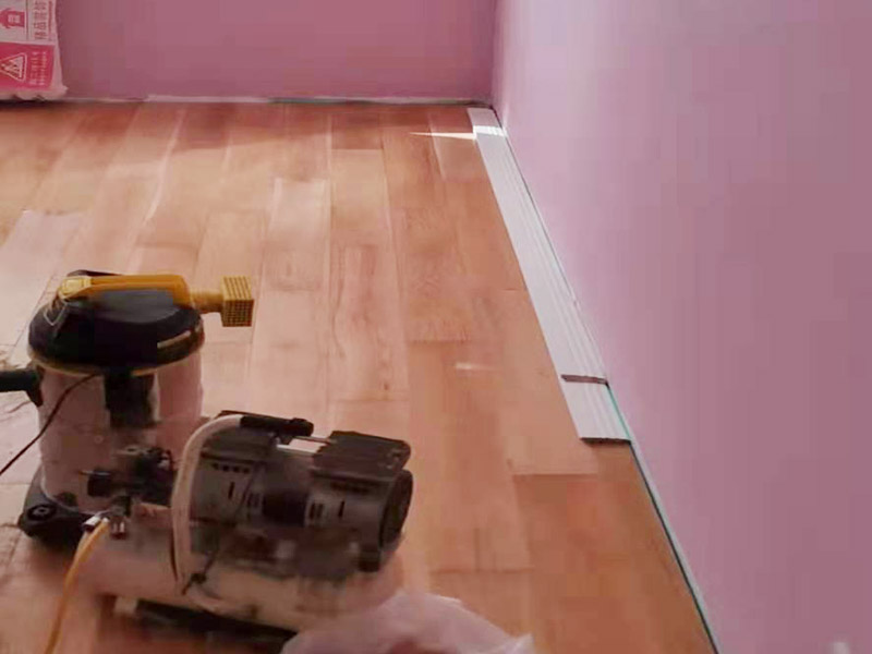 踢腳線(xiàn)安裝施工:一般踢腳線(xiàn)安裝是在墻面、地面、門(mén)套、窗套安裝好后進(jìn)行;若室內(nèi)是打制或定制家具，還需在不可移動(dòng)的大件家具弄好后才能安裝。室內(nèi)現(xiàn)場(chǎng)達(dá)到安裝踢腳線(xiàn)的條件后，對(duì)墻面上的灰塵做清潔處理，若有凹凸不平的墻面，一定要弄平整后再施工。 先測(cè)量墻面的長(zhǎng)度，確定踢腳線(xiàn)的裁切長(zhǎng)度。而切口為了不影響表面美觀(guān)，通常采用45°斜切的方式，這樣兩邊踢腳線(xiàn)拼合在一起才能更緊密。 貼的時(shí)候，踢腳線(xiàn)要先從兩端開(kāi)始貼，這樣可保持高度一致。對(duì)于木質(zhì)、PVC踢腳線(xiàn)，需要鉆孔、打釘來(lái)貼。使用專(zhuān)用打孔工具來(lái)鉆孔。