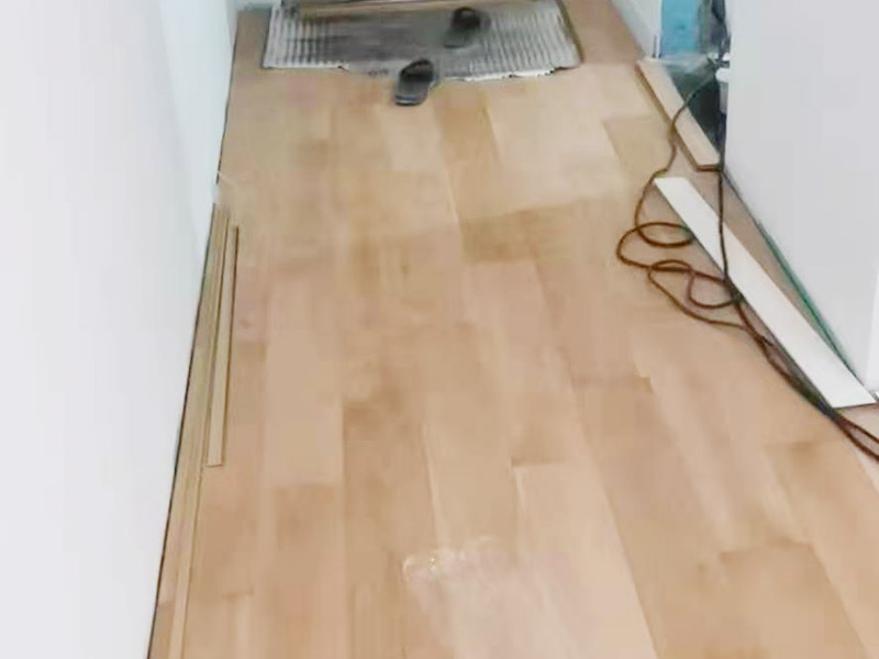 踢腳線(xiàn)安裝施工:一般踢腳線(xiàn)安裝是在墻面、地面、門(mén)套、窗套安裝好后進(jìn)行;若室內(nèi)是打制或定制家具，還需在不可移動(dòng)的大件家具弄好后才能安裝。室內(nèi)現(xiàn)場(chǎng)達(dá)到安裝踢腳線(xiàn)的條件后，對(duì)墻面上的灰塵做清潔處理，若有凹凸不平的墻面，一定要弄平整后再施工。 先測(cè)量墻面的長(zhǎng)度，確定踢腳線(xiàn)的裁切長(zhǎng)度。而切口為了不影響表面美觀(guān)，通常采用45°斜切的方式，這樣兩邊踢腳線(xiàn)拼合在一起才能更緊密。 貼的時(shí)候，踢腳線(xiàn)要先從兩端開(kāi)始貼，這樣可保持高度一致。對(duì)于木質(zhì)、PVC踢腳線(xiàn)，需要鉆孔、打釘來(lái)貼。使用專(zhuān)用打孔工具來(lái)鉆孔。